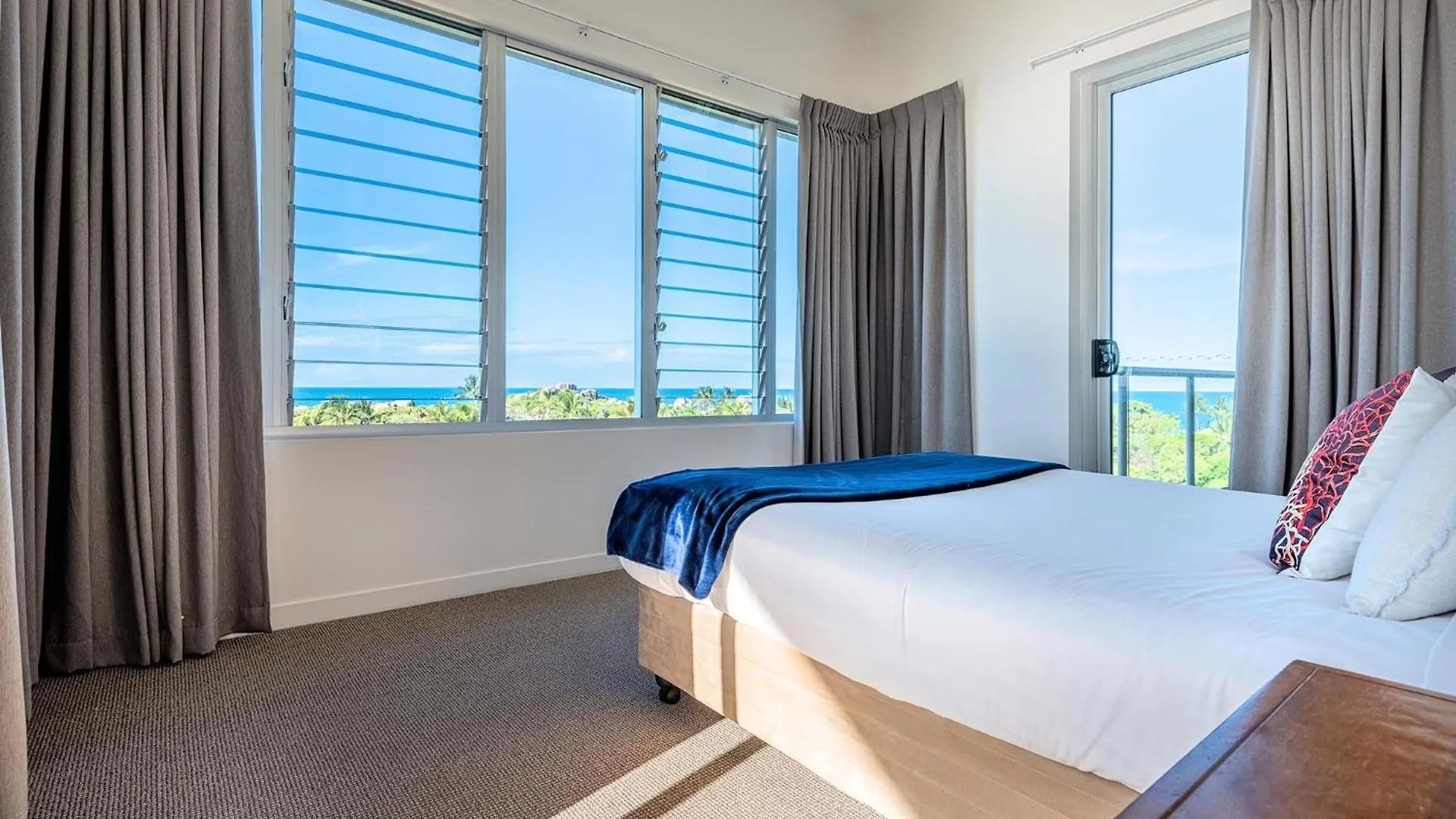 Coral Cove Apartments - Absolute Beachfront Resort Bowen Australië