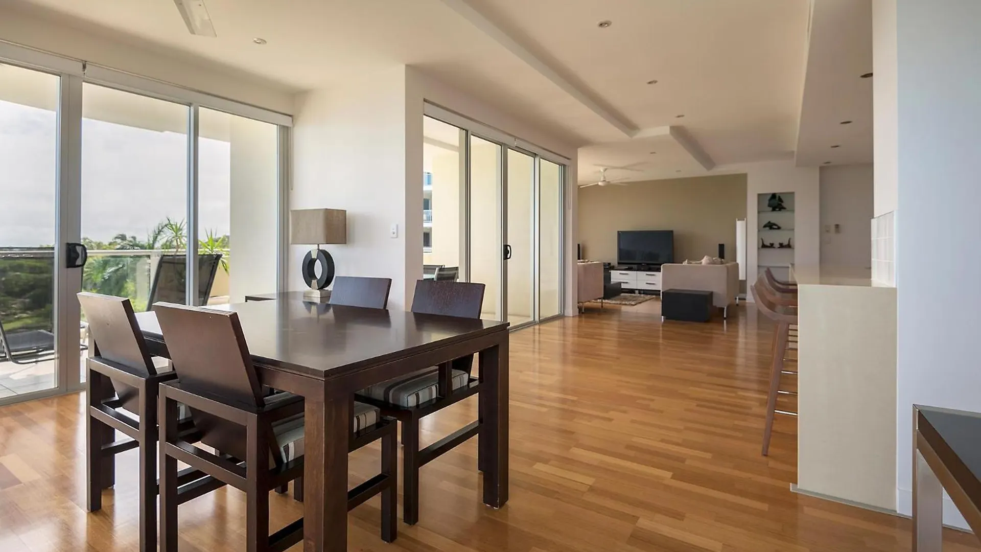Coral Cove Apartments - Absolute Beachfront Resort Bowen Aparthotel