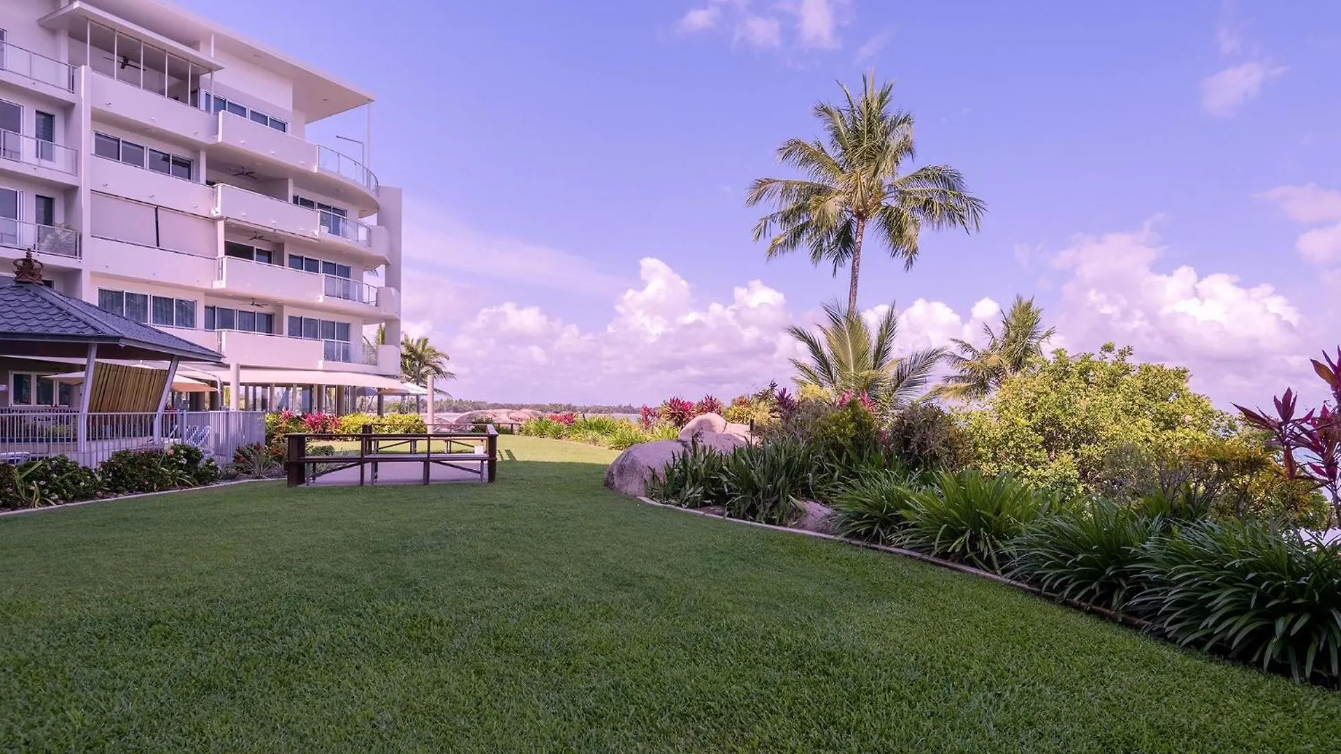 Aparthotel Coral Cove Apartments - Absolute Beachfront Resort Bowen