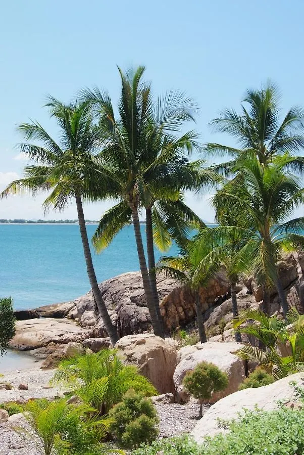 Coral Cove Apartments - Absolute Beachfront Resort Bowen Apartmanhotel