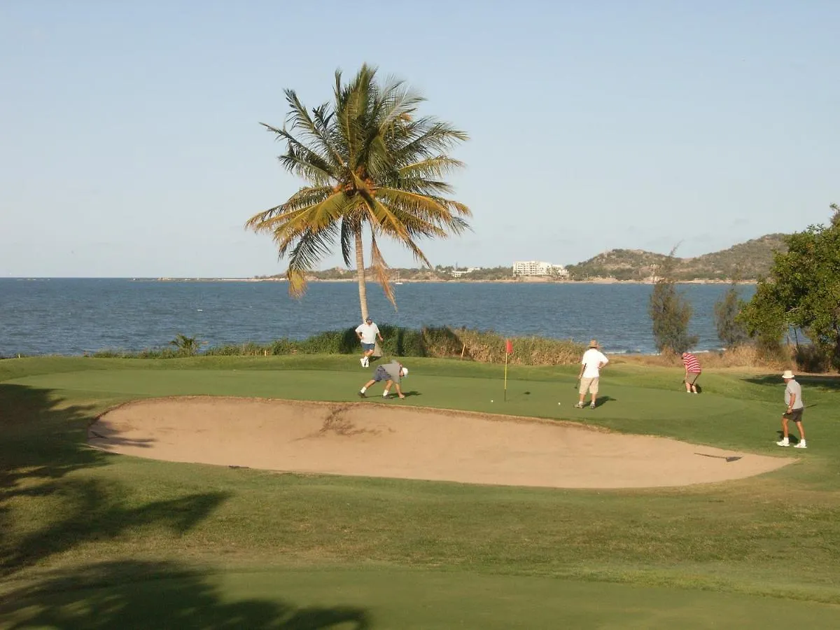 Coral Cove Apartments - Absolute Beachfront Resort Bowen Apartmanhotel