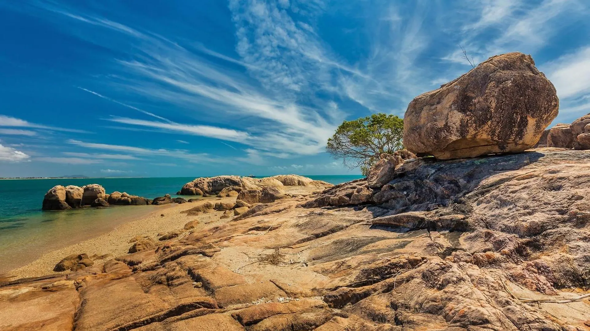 Coral Cove Apartments - Absolute Beachfront Resort Bowen
