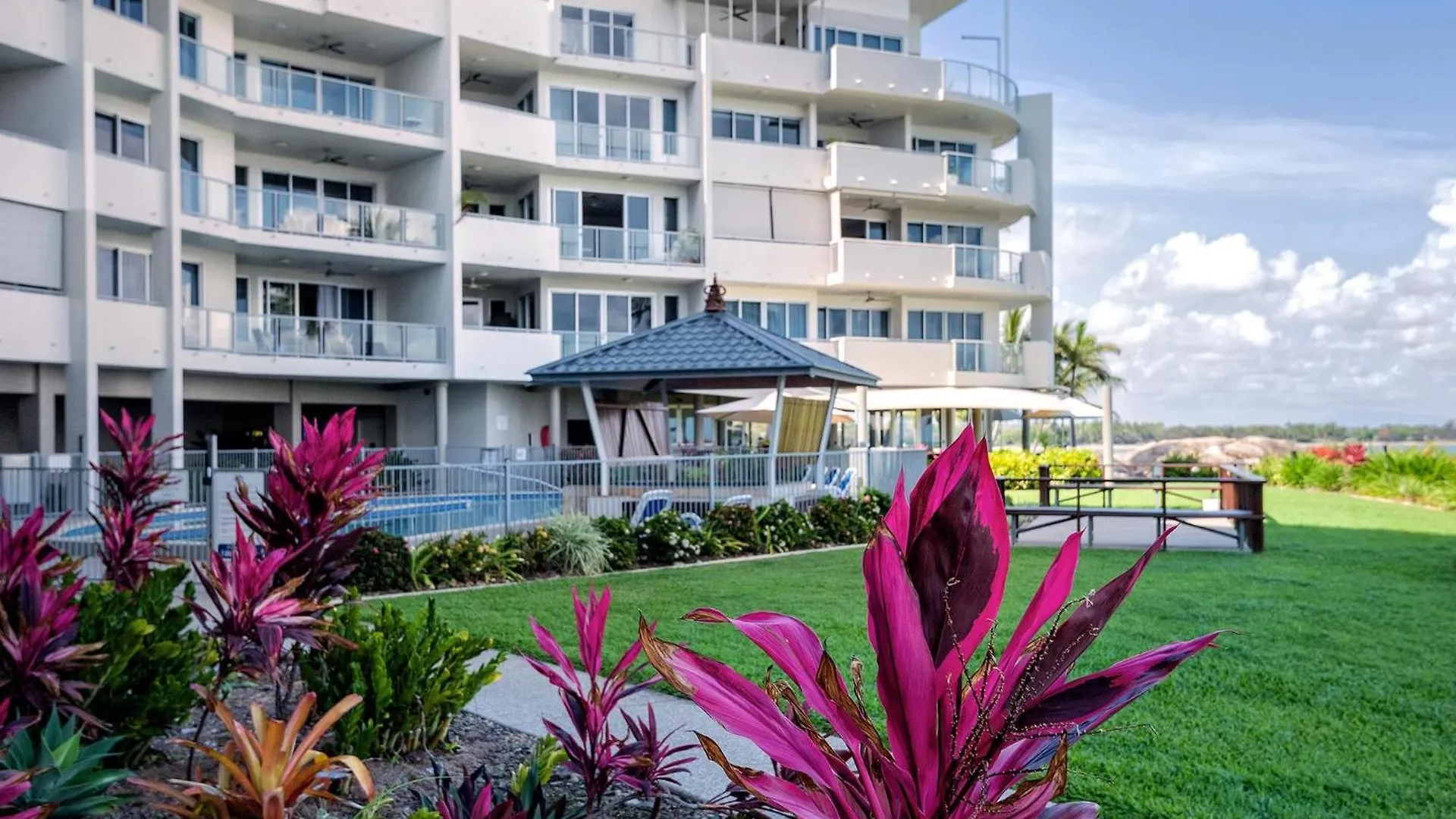 Apartmanhotel Coral Cove Apartments - Absolute Beachfront Resort Bowen