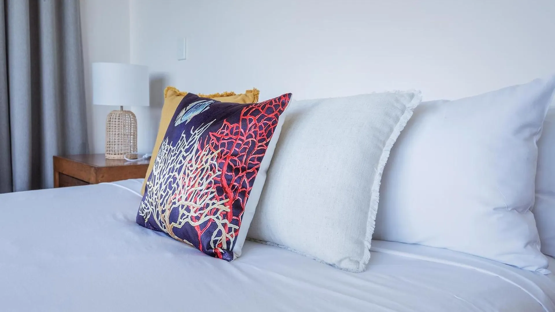 Coral Cove Apartments - Absolute Beachfront Resort Bowen Ausztrália