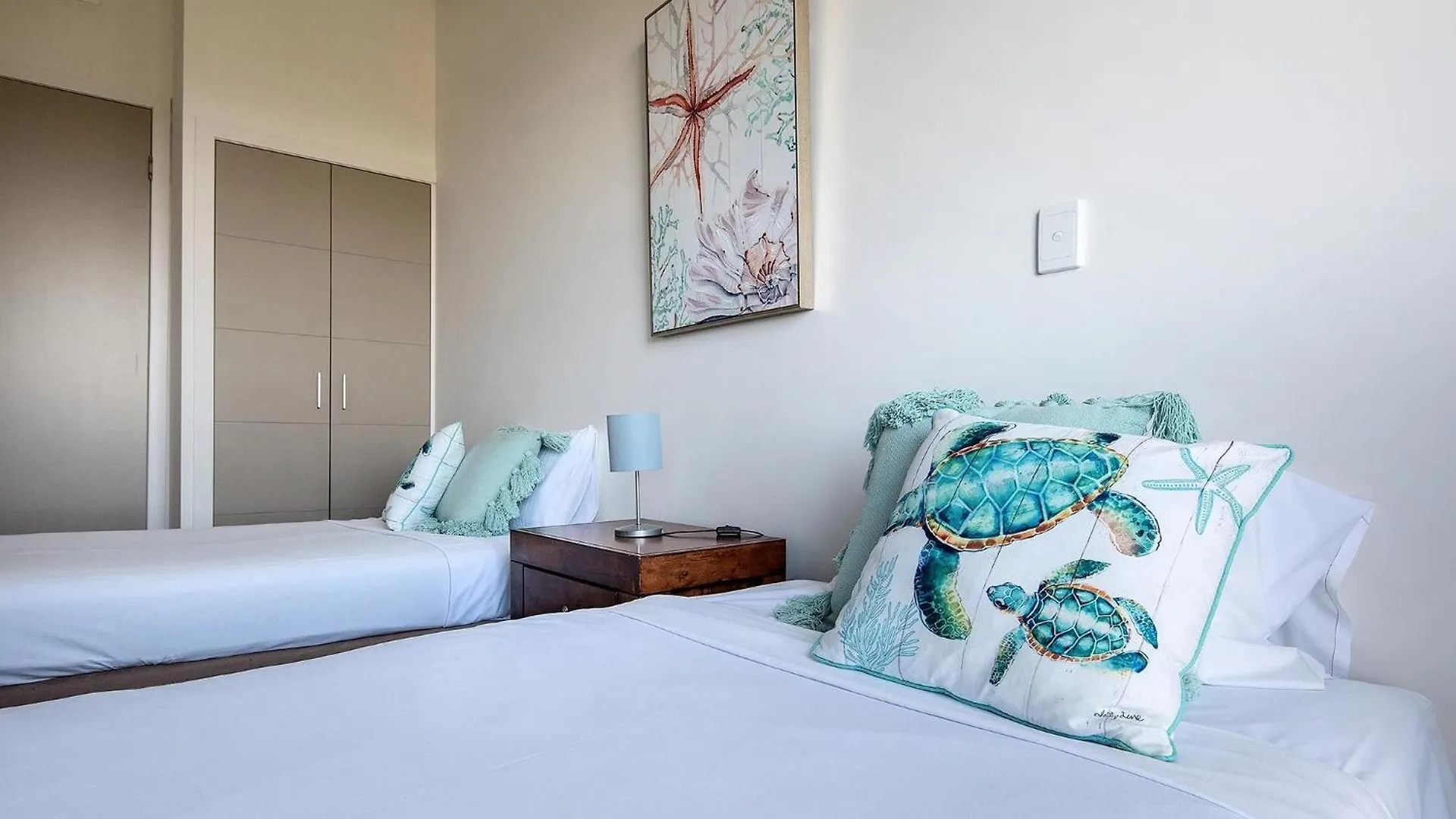 Coral Cove Apartments - Absolute Beachfront Resort Bowen Apartmanhotel