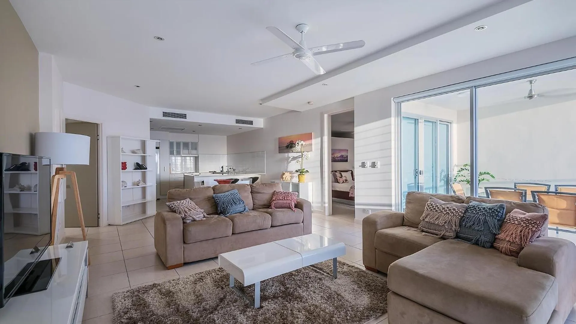 Coral Cove Apartments - Absolute Beachfront Resort Bowen Ausztrália