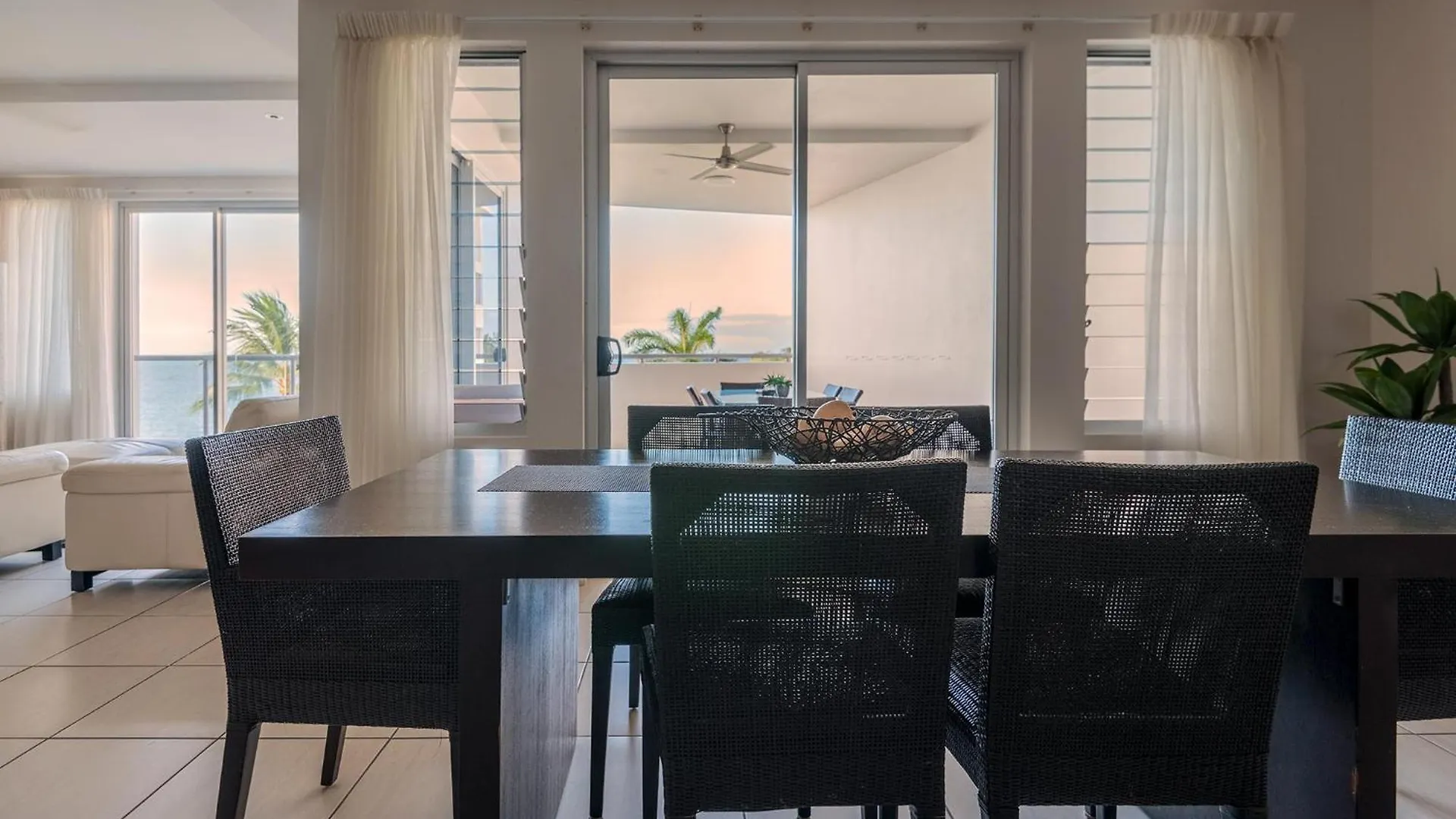 Coral Cove Apartments - Absolute Beachfront Resort Bowen 4*,