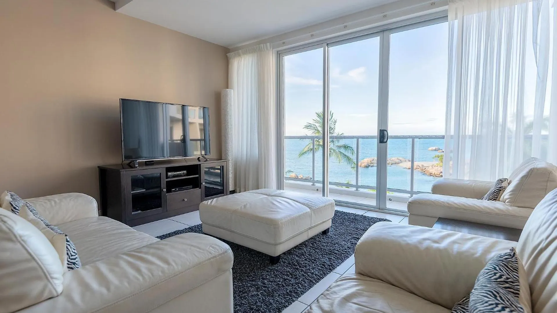 Coral Cove Apartments - Absolute Beachfront Resort Bowen Apartmanhotel