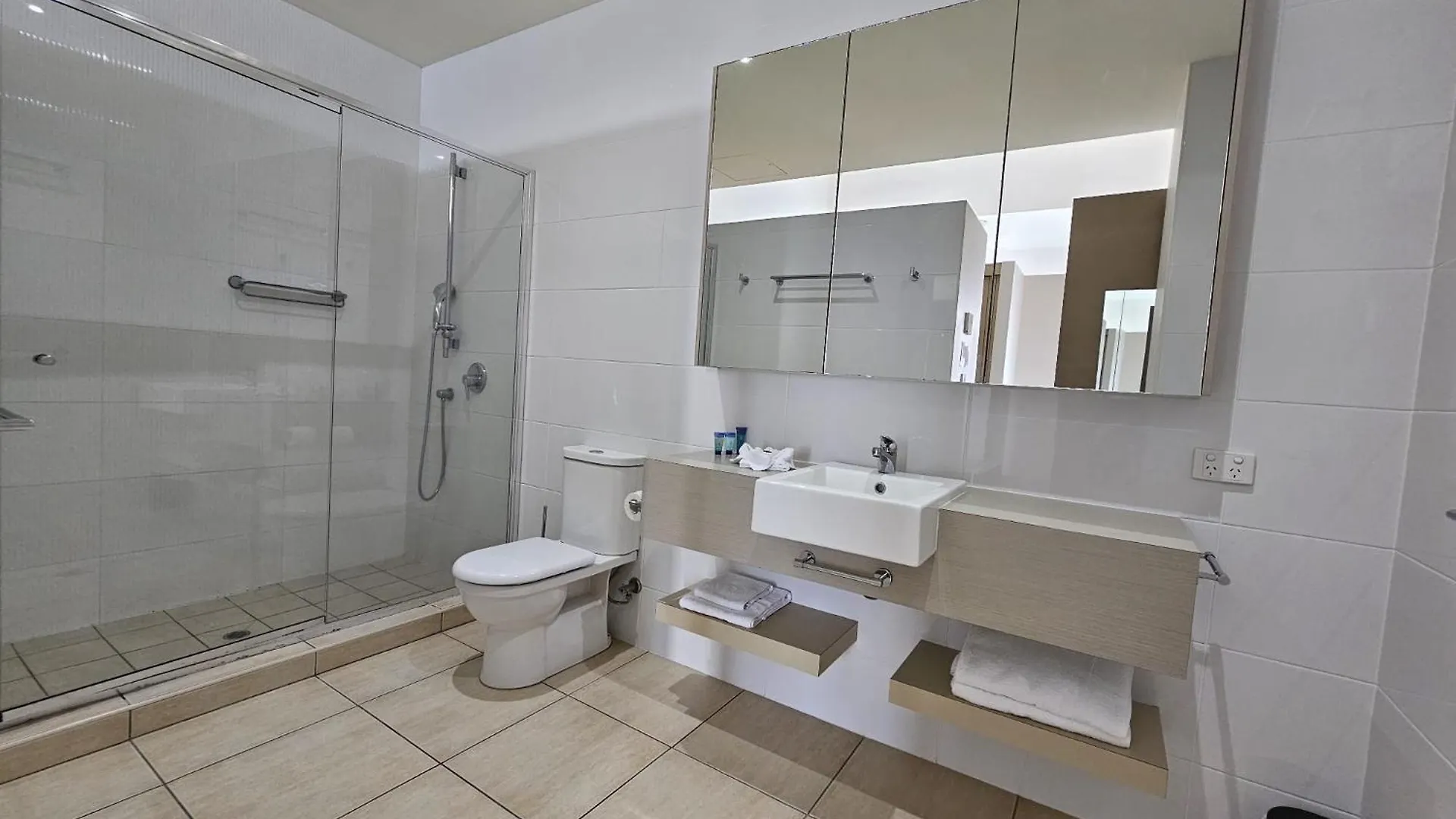 Coral Cove Apartments - Absolute Beachfront Resort Bowen 4*,