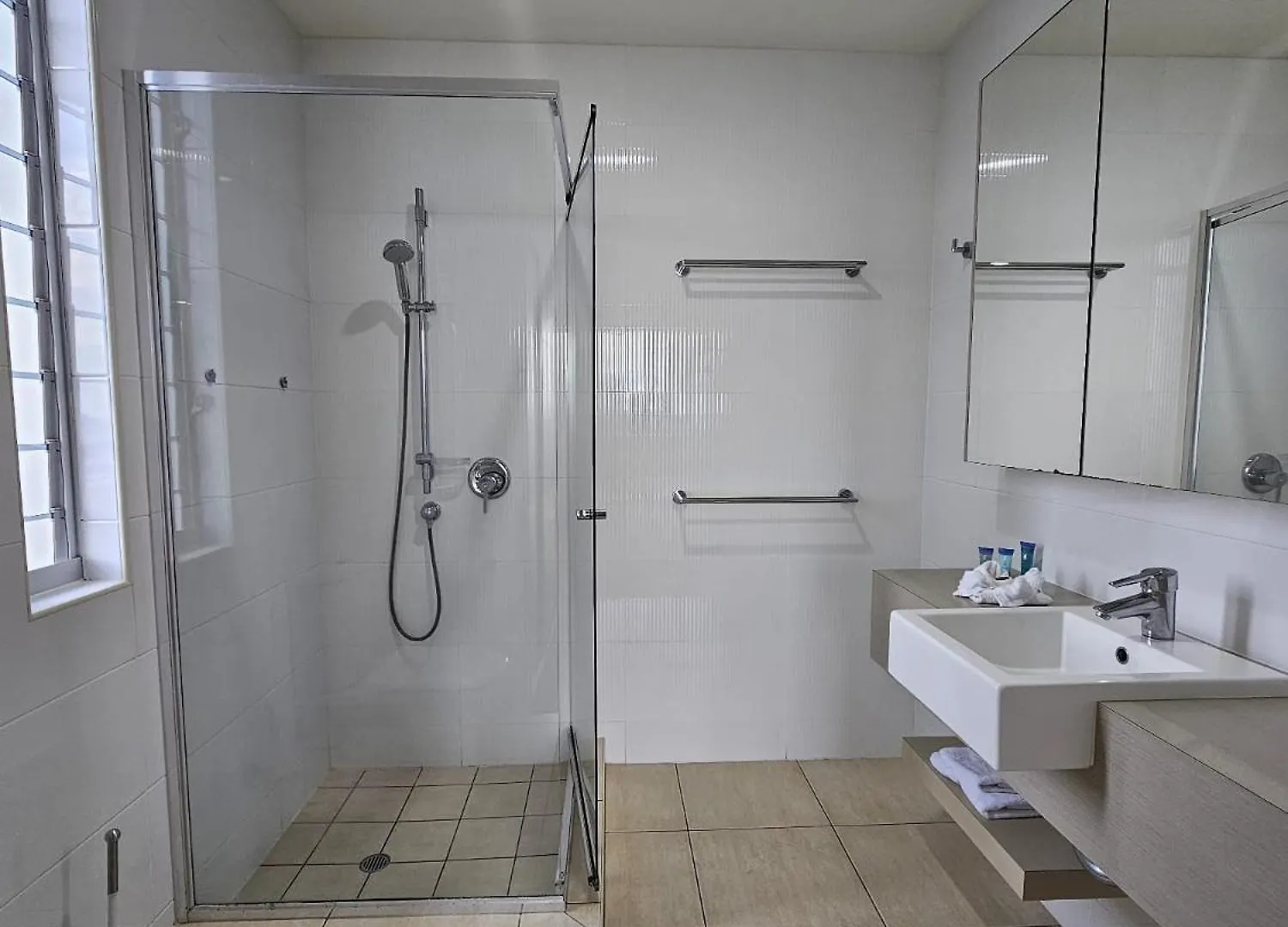 Coral Cove Apartments - Absolute Beachfront Resort Bowen