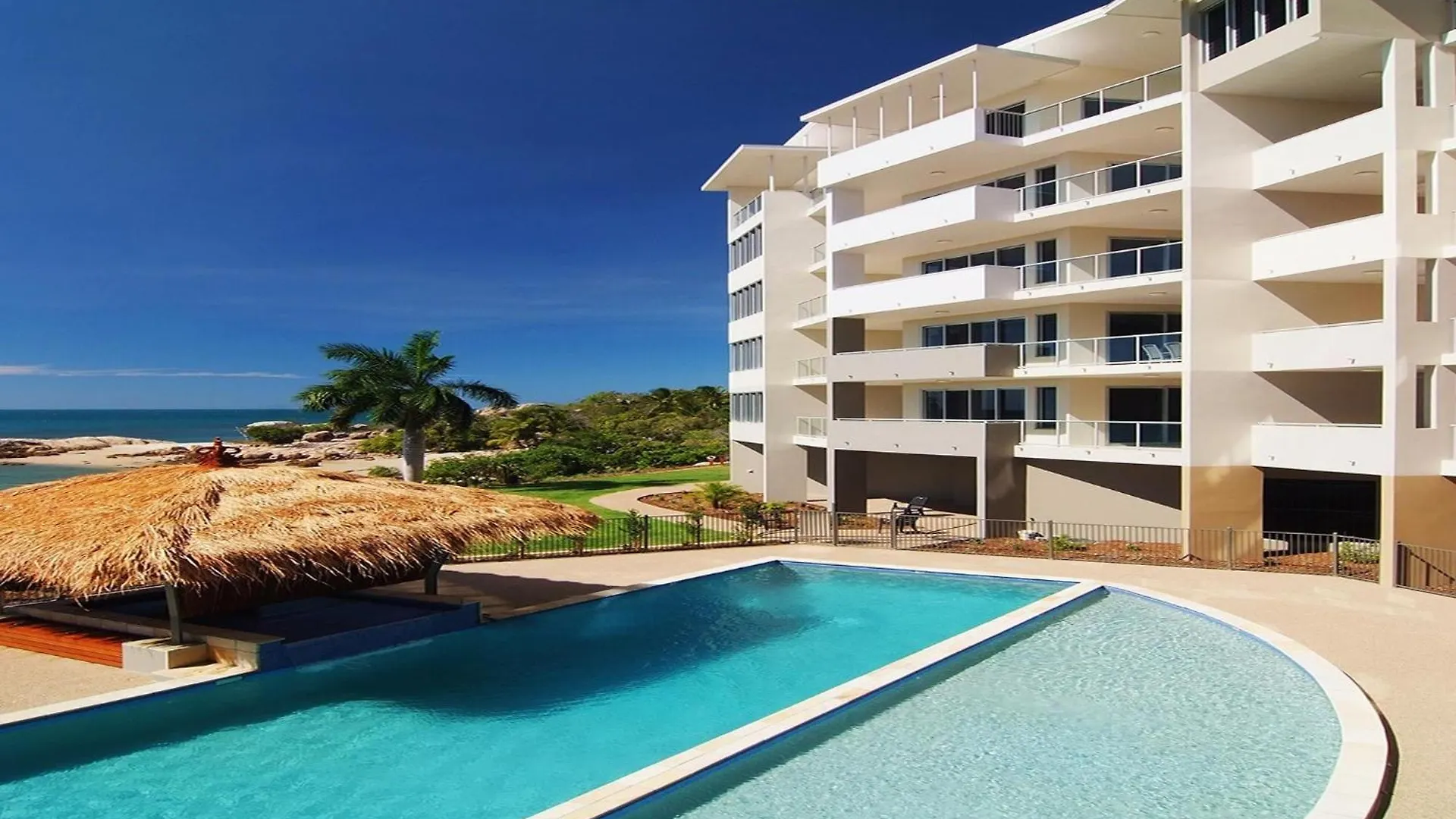Coral Cove Apartments - Absolute Beachfront Resort Bowen Ausztrália