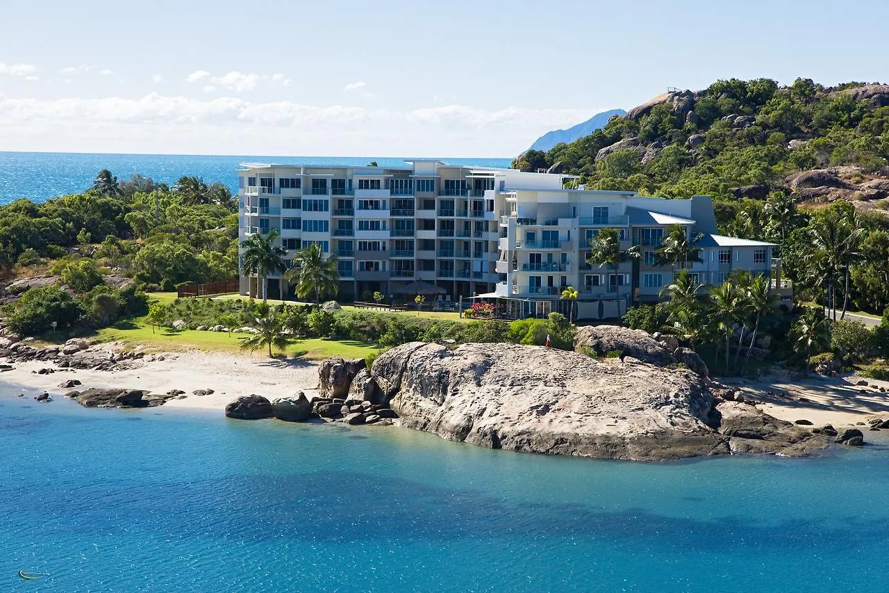 Coral Cove Apartments - Absolute Beachfront Resort Bowen 4*,  Ausztrália