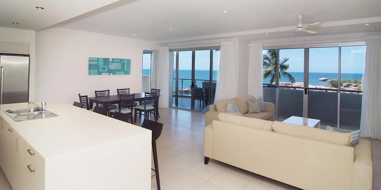 Coral Cove Apartments - Absolute Beachfront Resort Bowen 4*,  Ausztrália