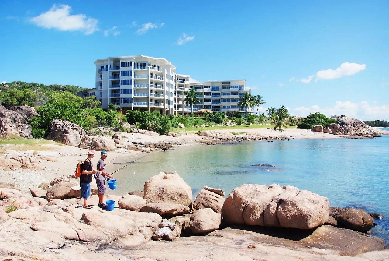 Coral Cove Apartments - Absolute Beachfront Resort Bowen Ausztrália