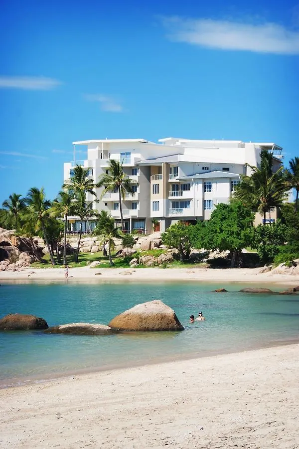 Coral Cove Apartments - Absolute Beachfront Resort Bowen 4*,  Ausztrália
